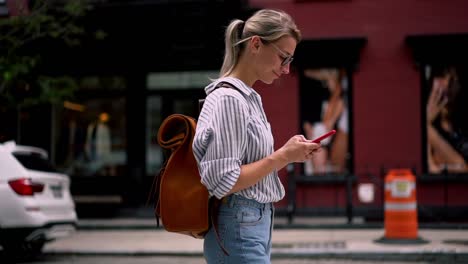 Zeitlupeneffekt-von-positiver-Touristin-in-Brille-für-Augenschutz-lesen