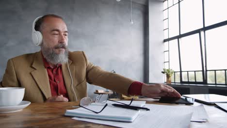 Hombre-bebiendo-té-y-disfrutando-del-audiolibro