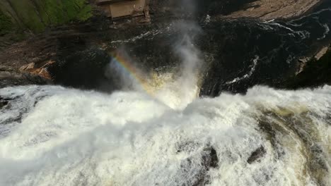 Wasserfallkante-mit-Regenbogen