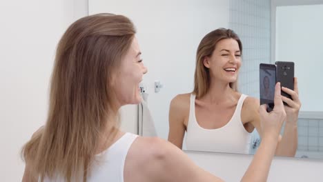 Frau,-die-Selfie-im-Badezimmer