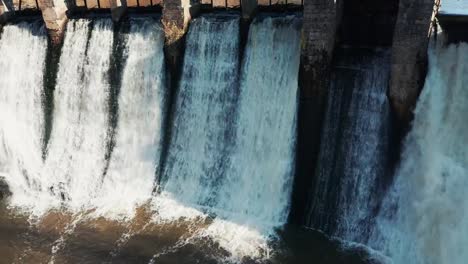 Luftbild;-Drohne-bewegt-sich-über-altes-Wasserreservoir