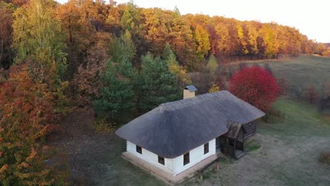 Casas-de-pueblo-bajo-techo-de-paja.