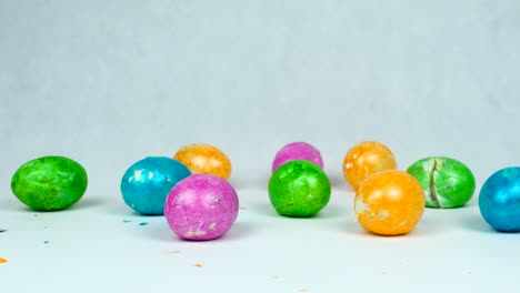 Huevos-rotos-temunados-y-de-colores-después-de-la-competición-tradicional-de-golpeteo-de-juego-de-Pascua-durante-la-fiesta-cristiana-Pascha-o-el-domingo-de-resurrección,-cáscara-agrietada