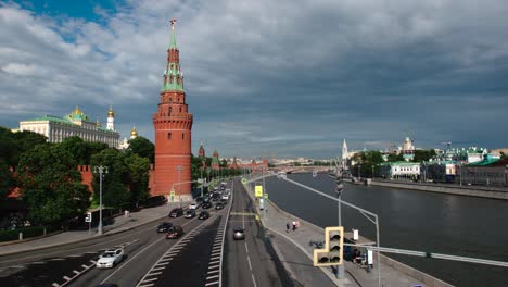 MOSCOW:-El-Kremlin-y-el-tráfico-de-automóviles-en-el-terraplén-del-Kremlin,-Rusia