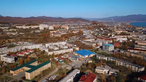 Primavera---Nakhodka,-Territorio-Primorsky.-Vista-desde-arriba.-Edificios-residenciales-en-la-pequeña-ciudad-portuaria-de-Nakhodka.