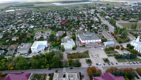 Hermosa-vista-de-pájaro-de-una-gran-ciudad-en-el-sur-de-Ucrania-con-grandes-edificios-administrativos,-cómodas-casas-privadas-y-vegetación