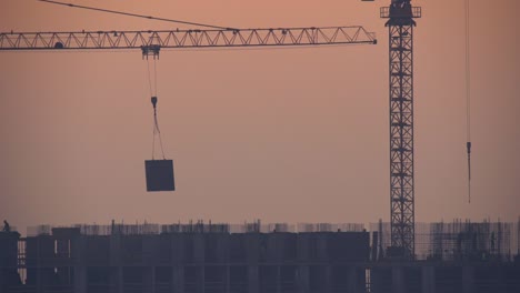 The-construction-crane-works-against-the-grey-sky