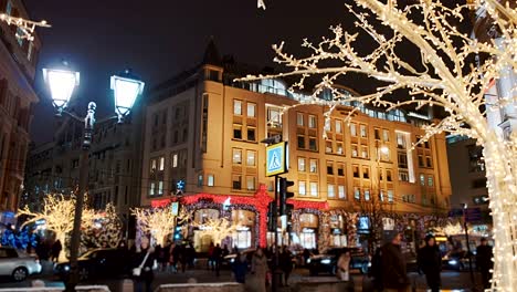 Silvesterstadt-mit-leuchtenden-Häusern-und-Bäumen-mit-fröhlich-endenden-Passanten