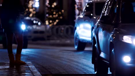 Ciudad-de-Año-Nuevo-con-luminosas-casas-coloridas,-árboles-y-con-coches-en-la-carretera