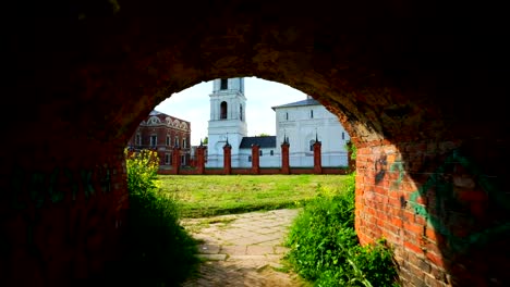 Hermosa-antigua-iglesia-rusa-ortodoxa-cristiana-en-Volokolamsk