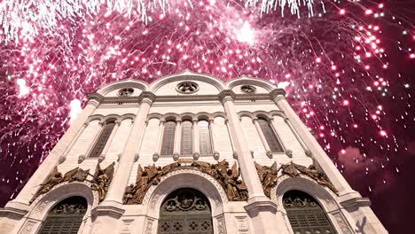 Fuegos-artificiales-sobre-la-Catedral-de-Cristo-Salvador,-Moscú,-Rusia.