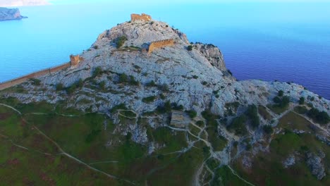 Vista-aérea-de-la-fortaleza-genovesa-en-Sudak,-Crimea