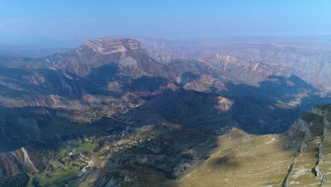 Eine-steile-Klippe-und-ein-wunderschönes-Bergtal.-Berg-Mayak.-Republik-Dagestan.-Russland