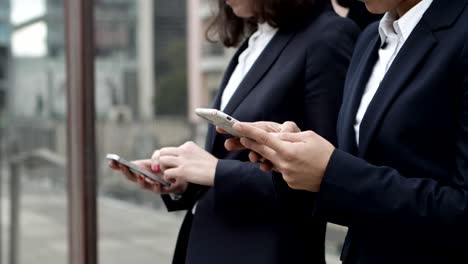 Cropped-shot-of-businesswomen-using-smartphones