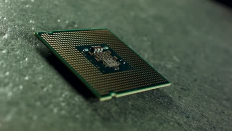 CPU,-Prozessor.-Der-zentrale-Computer-Prozessor-auf-einem-grauen-Hintergrund