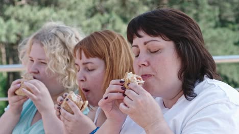 Comiendo-deliciosas-hamburguesas