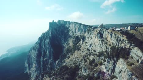 Vista-aérea-de-la-circulación-de-la-funicular-en-la-niebla,-la-montaña-en-Crimea,-Ay-Petri.-Funicular-ferrocarril,-ferrocarril-de-cable,-teleférico.