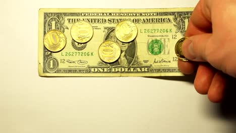 6-monedas-de-oro-valor-nominal-de-10-rublos-por-1-dólar-de-Estados-Unidos-con-signo-de-moneda-sobre-un-fondo-blanco