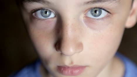 Child-portrait,-boy-looks-at-the-camera