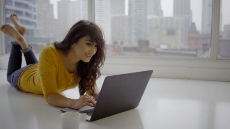 interior-casa-de-mujer-árabe-con-tecnología-móvil-de-redes-sociales-feliz-relajada