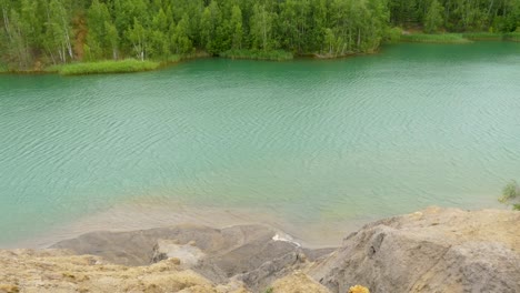 Un-hermoso-lago-con-agua-azul-en-las-montañas.-Un-viento-fuerte-hace-olas.