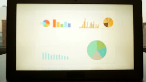 Finanzielle-Computing-mit-Tabellen,-Grafiken-und-Diagramme.-Moderne-Office-Hintergrund-mit-Skyline-der-Stadt