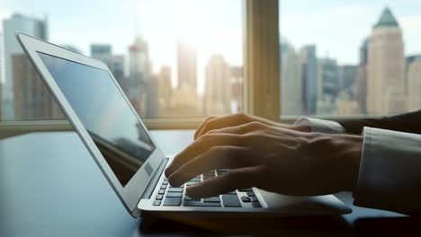 Finanzielle-Computing-mit-Tabellen,-Grafiken-und-Diagramme.-Moderne-Office-Hintergrund-mit-Skyline-der-Stadt