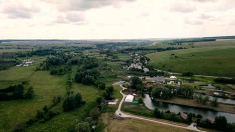 Aerial-kleine-ländliche-Landschaft.-Flug-über-ländliche-Häuser