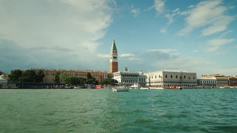 Panorama-von-Venedig-mit-den-Palast-Kniffe.-Klaren-sonnigen-Tag,-Ansicht-von-einem-schwimmenden-Schiff