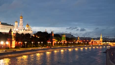 Moscow-river-near-the-Kremlin-at-night.-Moscow,-Russia