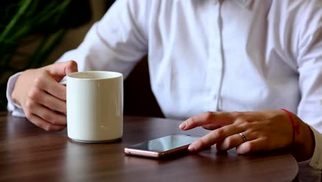 cerca-de-una-joven-independiente,-hermosa-su-café-de-la-mañana-en-el-café-de-mezcla