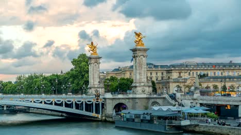 Brücke-von-Alexandre-III-über-den-Fluss-Seine-Zeitraffer.-Paris.-Frankreich