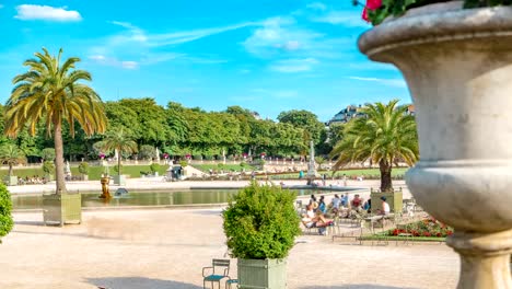 Die-schöne-Aussicht-auf-die-Timelapse-Jardin-du-Luxembourg-in-Paris,-Frankreich