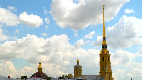 Torres-del-Peter-y-Paul-Fortress-contra-un-fondo-de-nubes-blancas