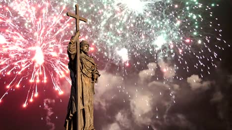 Fuegos-artificiales-sobre-el-monumento-al-Santo-Príncipe-Vladimir-el-grande-en-cuadrado-de-Borovitskaya-en-Moscú-cerca-del-Kremlin,-Rusia.--La-ceremonia-de-apertura-tuvo-lugar-el-04-de-noviembre-de-2016