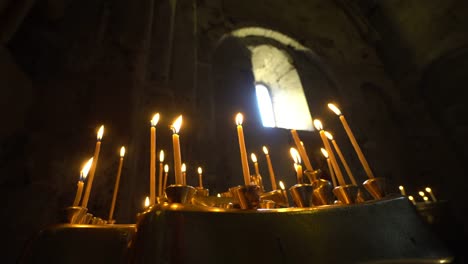 Taperos-velas-ardiendo-en-iglesia