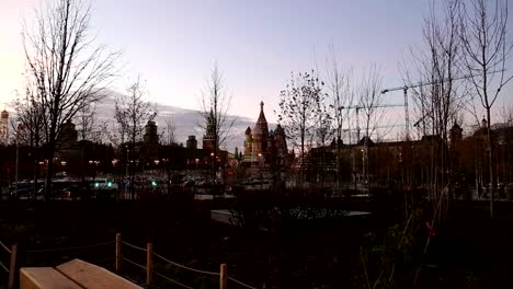 Moskauer-Kreml-(nachts)---Blick-vom-neuen-Zarjadje-Park,-Stadtpark-befindet-sich-nahe-dem-Roten-Platz-in-Moskau,-Russland