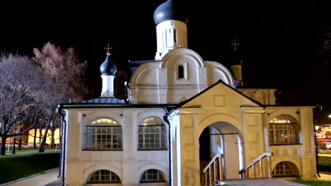 Kirche-der-Empfängnis-St.-Anne-(nachts)--Anzeigen-von-modernen-park-Zarjadje-in-Moskau,-Russland.-Der-Stadtpark-befindet-sich-nahe-dem-Roten-Platz