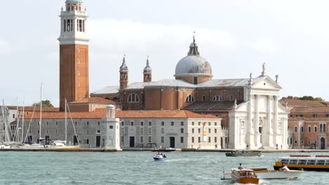 Venecia,-Italia,-07-de-septiembre-de-2017:-Un-romántico-paseo-por-el-famoso-Gran-Canal-en-un-barco-de-recreo-turístico,-Catedral-de-San-Giorgio-Maggiore-en-la-isla-de-la-laguna-veneciana-de-San-Giorgio-Maggiore