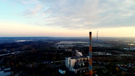 Planta-de-incineración-de-basura.-Planta-residuos-con-chimeneas-de-fumar.-El-problema-de-la-contaminación-ambiental-por-las-fábricas.