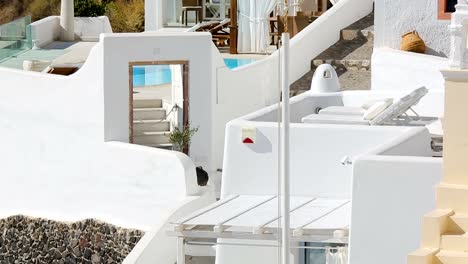 Traditional-whitewashed-architecture-of-Santorini-decorated-with-ancient-pottery