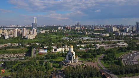 Rusia-verano-día-Moscú-paisaje-urbano-iglesia-aérea-panorama-4k