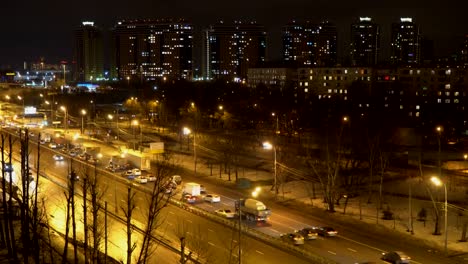 vista-panorámica-de-noche-de-tráfico-en-las-afueras-de-la-ciudad