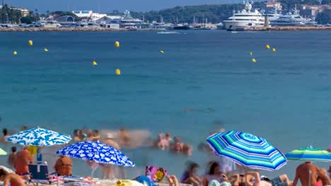 Bunte-Altstadt-und-Strand-in-Cannes-Zeitraffer-auf-Côte-d-'-Azur-in-einem-schönen-Sommertag,-Frankreich