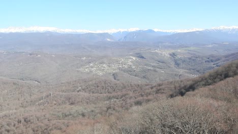 Vista-de-la-ciudad-de-Sochi-y-sus-alrededores-de-la-montaña-Akhun