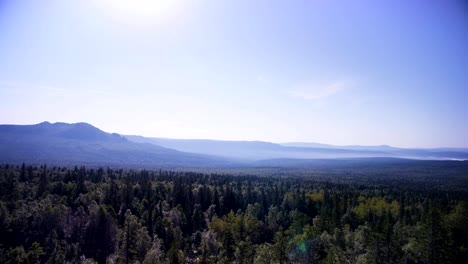 Hermosa-vista-en-el-Parque-Nacional-de-Pieniny-con-mañana-soleada-y-la-niebla.-Impresionante-vista-natural-de-tres-hermanas-con-niebla-de-la-montaña-en-montañas-azules