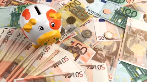 Euro-Banknoten-auf-dem-Tisch