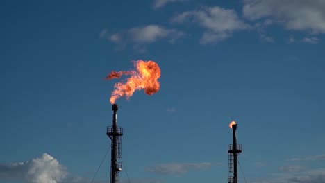 Soplete-de-gas-de-petróleo-enorme.-Cámara-lenta