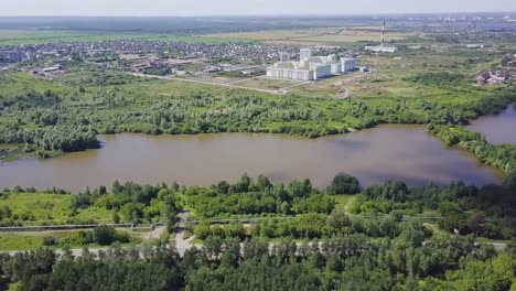 Luftaufnahme-des-Wald-Fluss-im-Sommer.-Clip.-Luftaufnahme-von-Waldflächen-mit-Fluss-im-Sommer-während-eines-Fluges