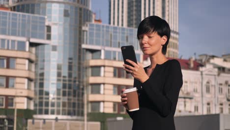 Mujer-con-elegante-vestido-chateando-en-las-redes-sociales